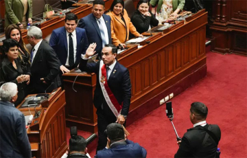 بيرو.. إقالة رئيسة الانقلاب والرئيس الجديد يحاول احتواء الحركة الاحتجاجية