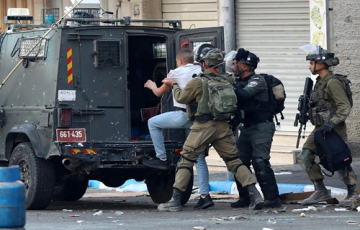 اقتحامات واعتداءات واسعة بالضفة والاحتلال يمنع المزارعين الفلسطينيين من قطف الزيتون