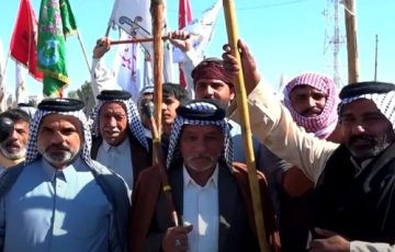 احتجاج فلاحي حاشد في مفرق غماس يندد بشحّ المياه وبالتجاهل الحكومي للخسائر