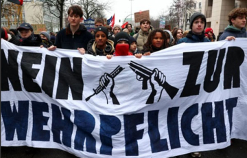 عشرات آلاف التلاميذ الألمان يحتجون على إقرار قانون التجنيد الإجباري والعسكرة