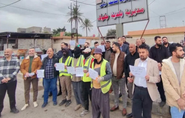 إغلاق طريق حيوي في ميسان – ذي قار بسبب شح المياه.. الاحتجاجات: تأخر صرف الرواتب واستقطاعات وعدم توفر فرص العمل