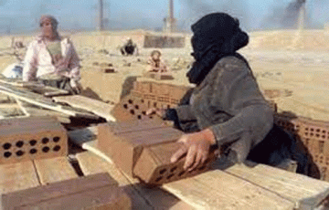 حين تُجبر المرأة على العمل الشاق