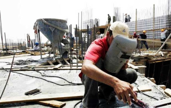 عمال القطاع الخاص.. ساعات عمل طويلة بأجور محدودة