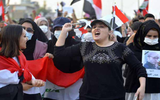 المرأة في انتفاضة تشرين.. حضور يتحدى القمع والتهميش