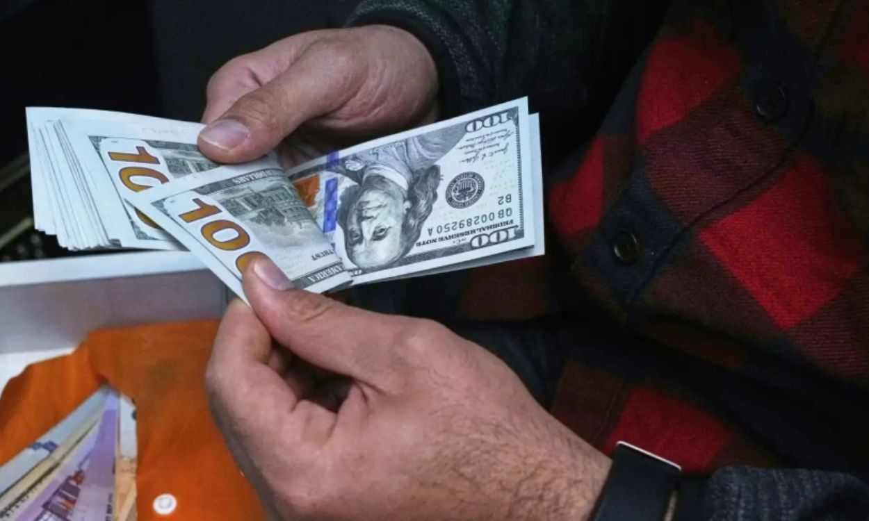 مع تصاعد الضغوط المالية والعجز في الموازنة.. هل تلجأ الحكومة إلى خفض قيمة الدينار؟ اقتصاديون يحذرون من تحميل المواطنين كلفة الأزمة