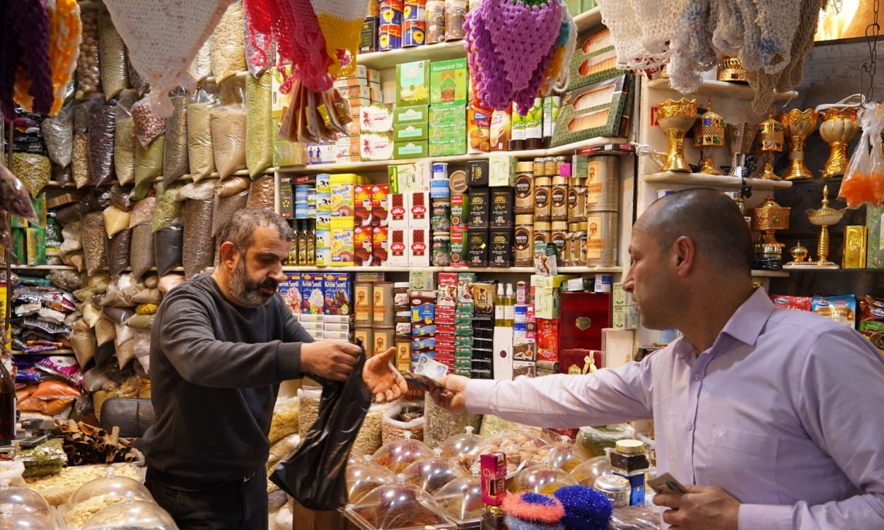 الديون الصغيرة تتحول إلى نمط حياة.. راتب يتآكل وأسعار تتصاعد.. العائلة العراقية في مواجهة خيارات قاسية 