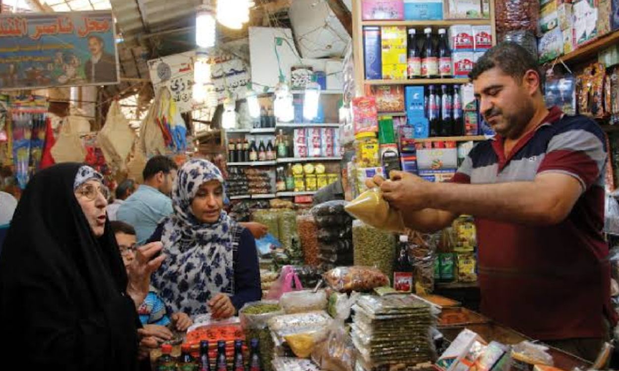 مخاوف من رفع أسعار الوقود والكهرباء وتقليص الدعم الاجتماعي.. خفض الدينار لم ينهِ أزمة السيولة من يدفع تكاليف {برنامج إقراض العراق}؟